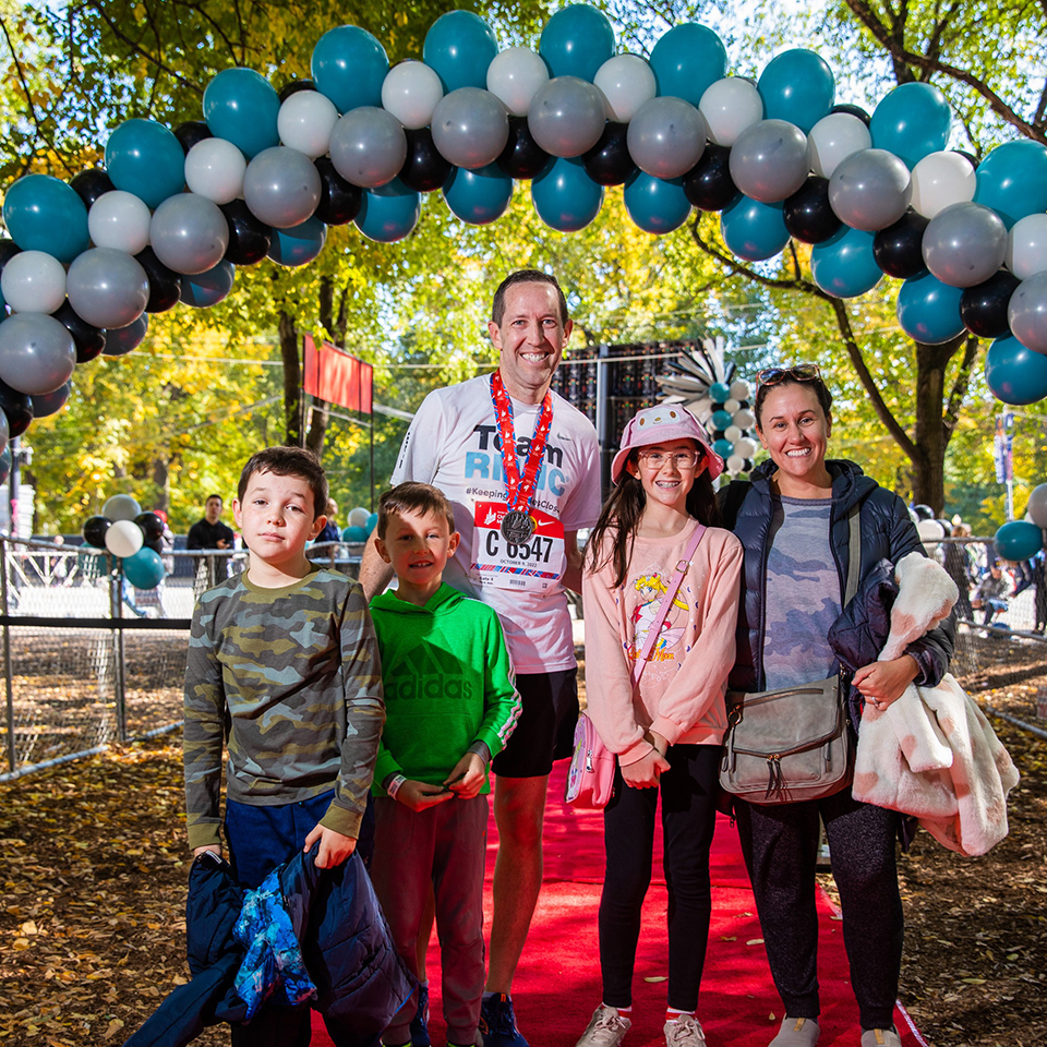 2022 Chicago Marathon Family Picture 960x960